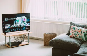 TNT en Côte d’Ivoire : La HACA impose de nouvelles normes turned on flat screen smart television ahead