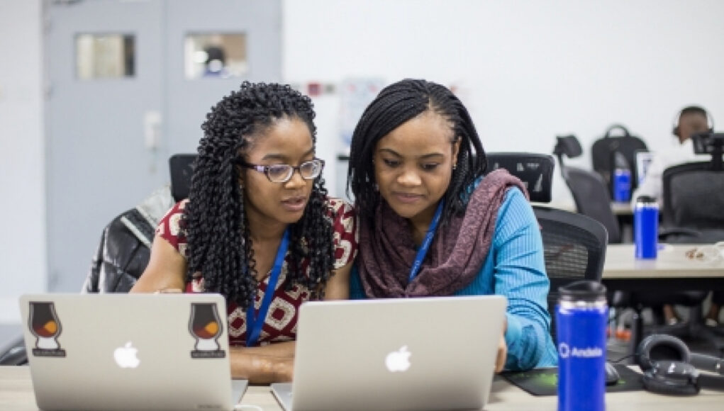 Fracture numérique en Afrique : les femmes laissées pour compte