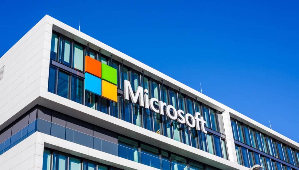 Microsoft logo at office building, Munich Germany Microsoft certifie 50 000 Sud-Africains aux compétences numériques